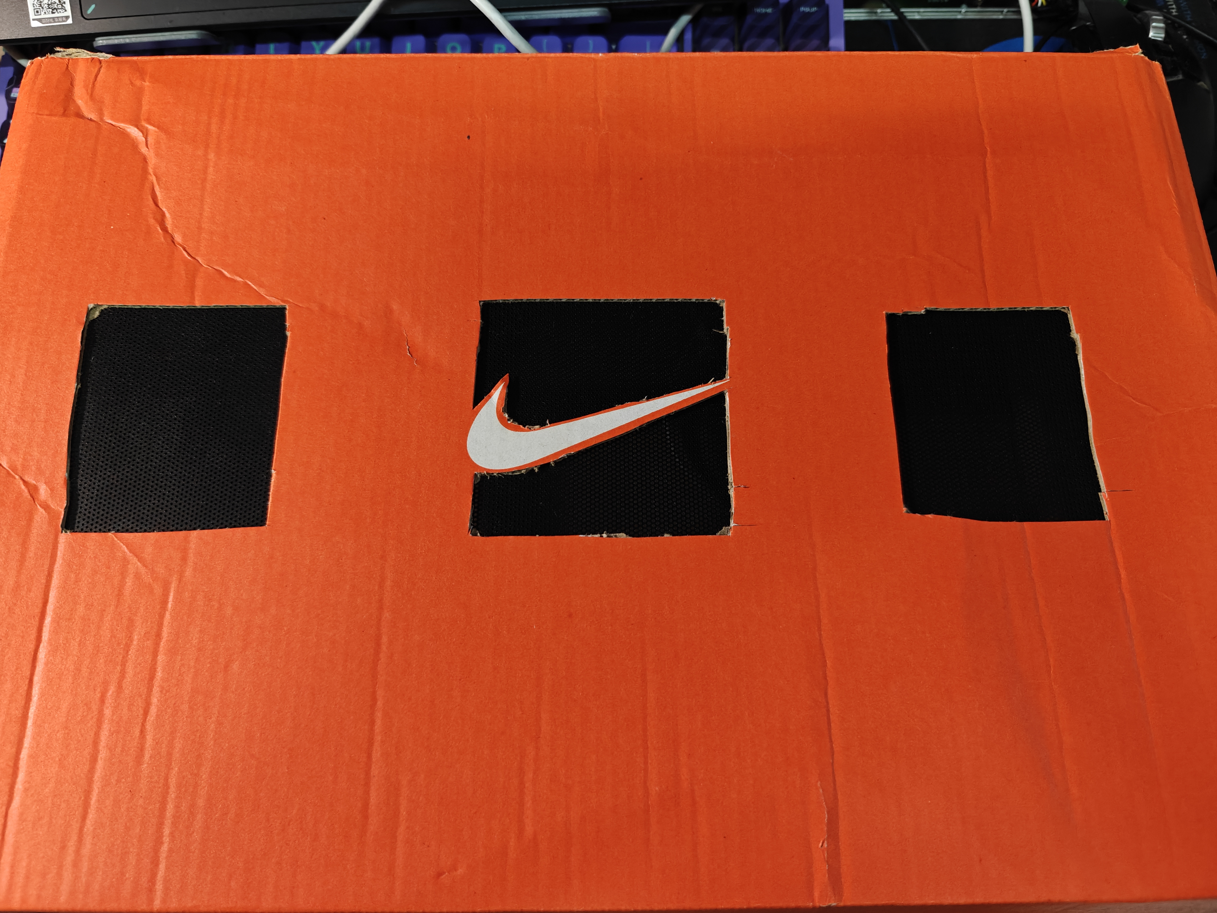 鞋盒顶部改装效果。特地留住了商标